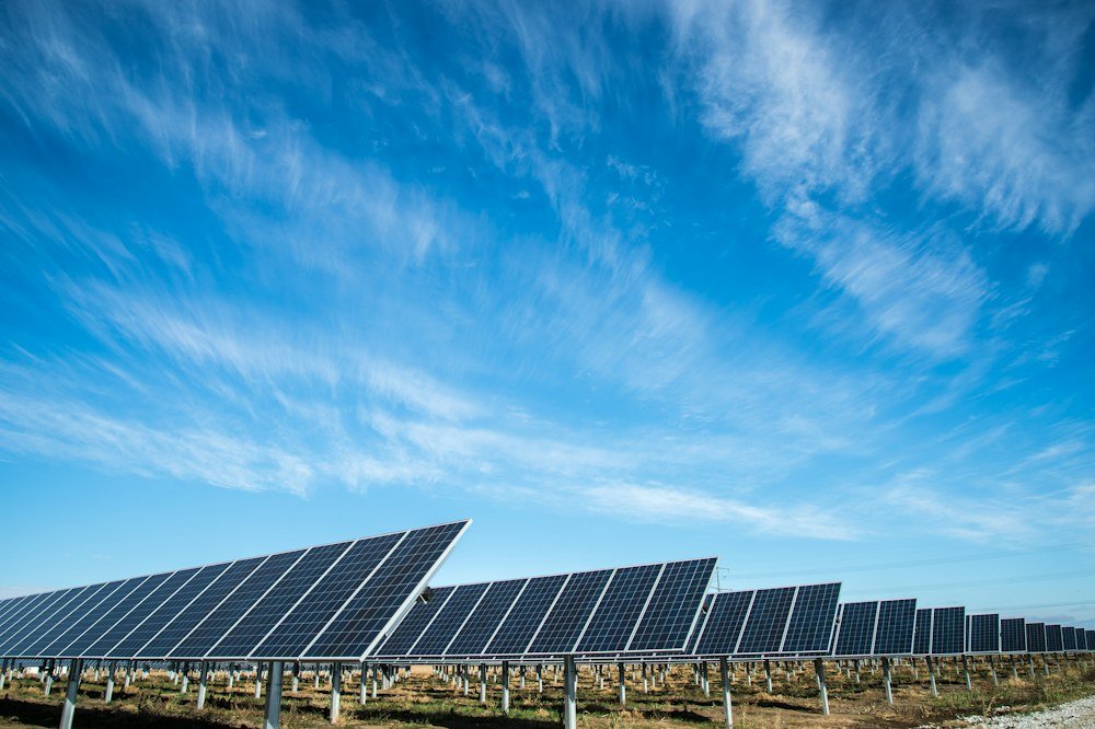 Módulos fotovoltaicos en una instalación solar